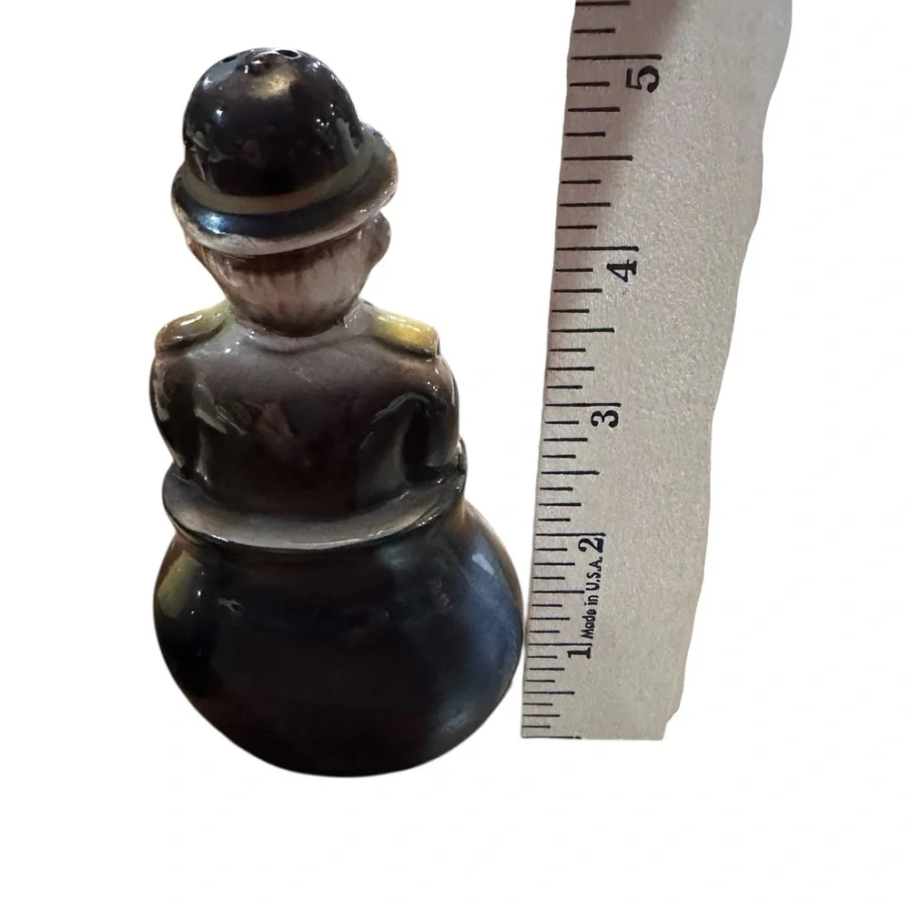 Vintage Japan Salt & Pepper Shakers Men in Boiling Pots‎ Ceramic Anthropomorphic